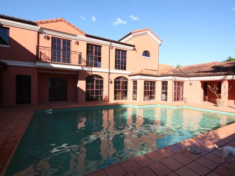 8215 Magnolia Dr W, Hope Island QLD 4212