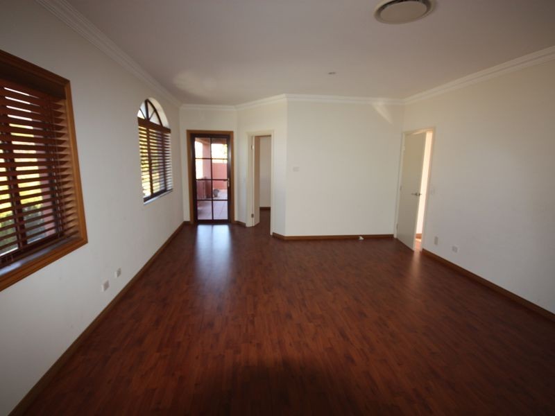 8215 Magnolia Dr W, Hope Island QLD 4212