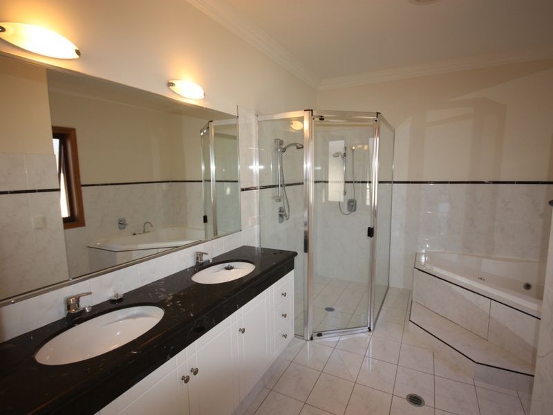 8215 Magnolia Dr W, Hope Island QLD 4212