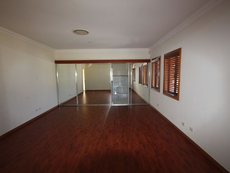 8215 Magnolia Dr W, Hope Island QLD 4212