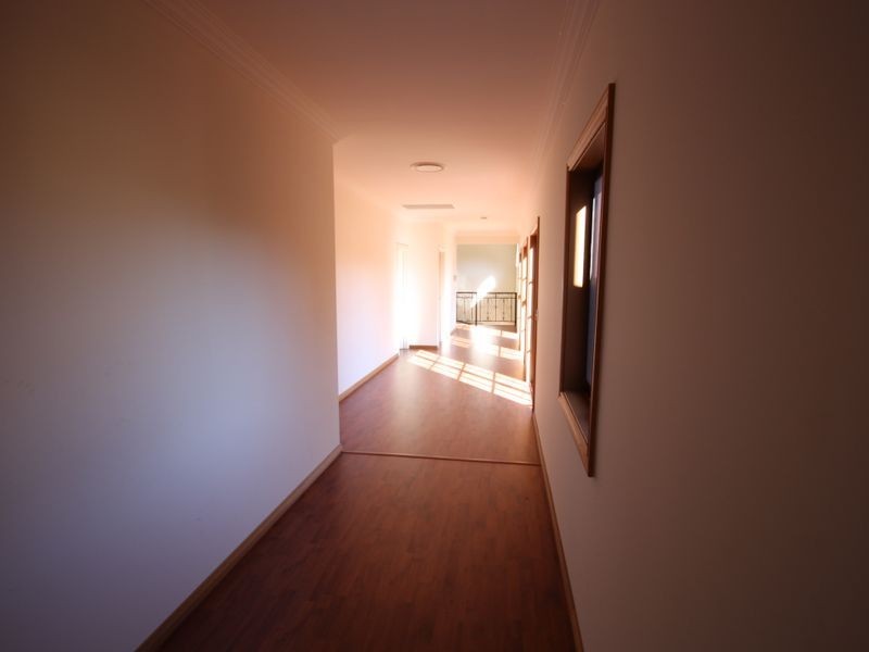 8215 Magnolia Dr W, Hope Island QLD 4212