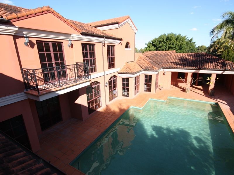 8215 Magnolia Dr W, Hope Island QLD 4212