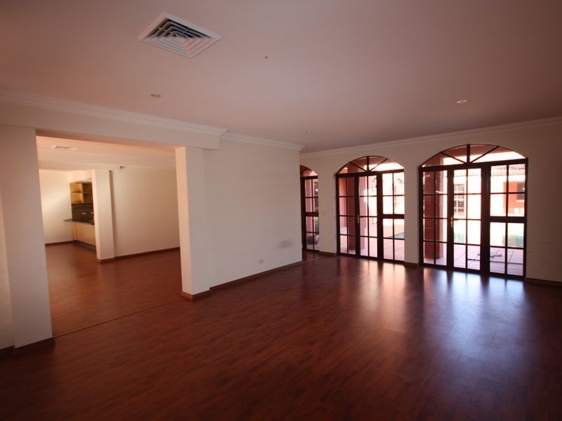 8215 Magnolia Dr W, Hope Island QLD 4212