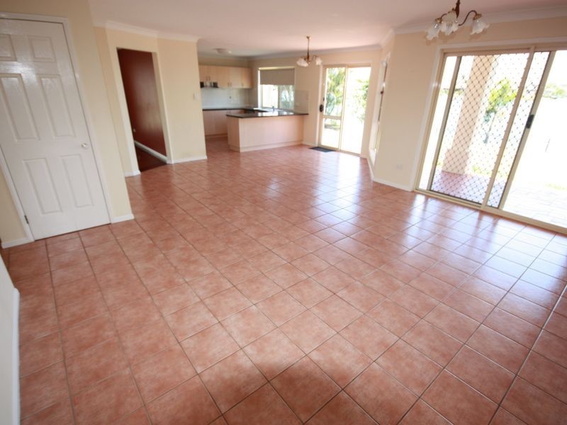 58 Lakeshore Dr, Helensvale QLD 4212