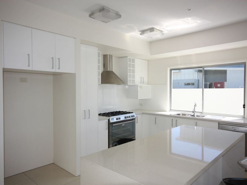 37 Coomera Crt, Helensvale QLD 4212