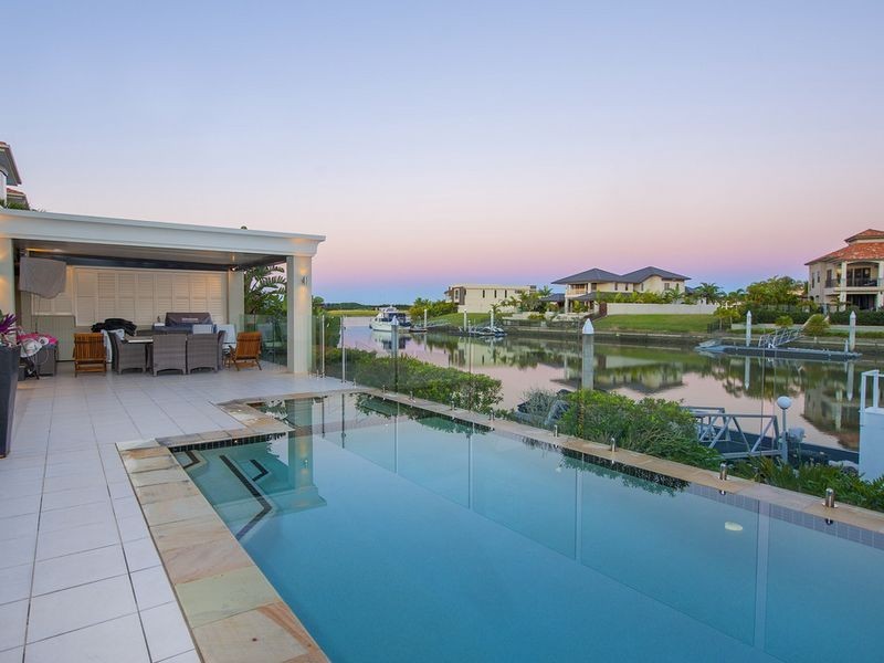 2638 Yanderra Close, Hope Island QLD 4212