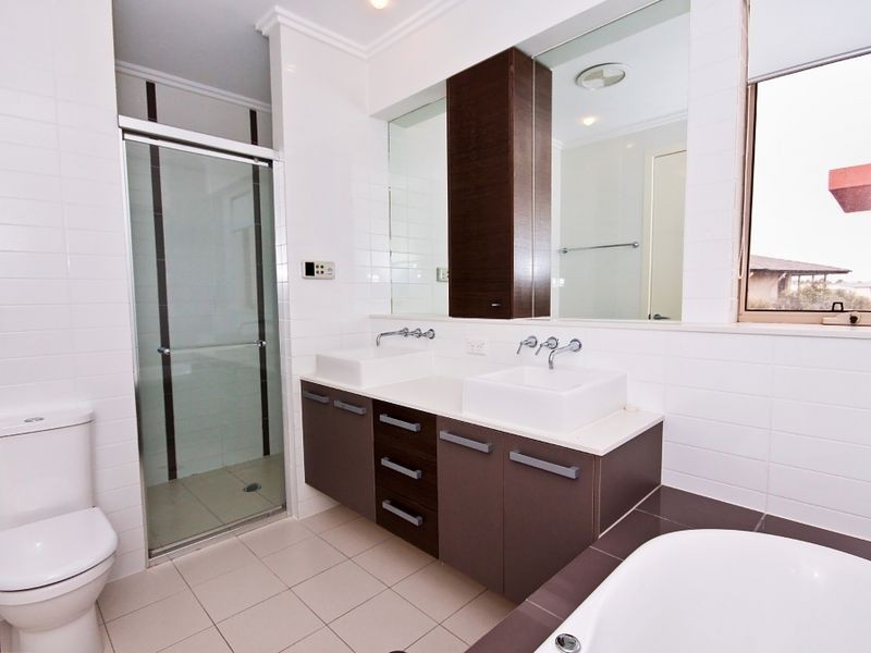 6107 The Lakes Drive, Hope Island QLD 4212
