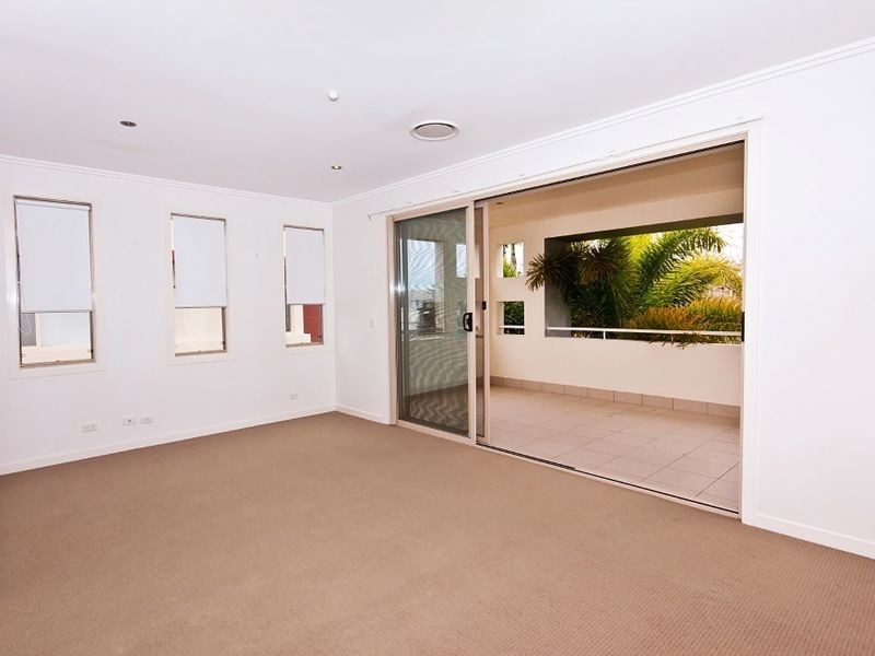 6107 The Lakes Drive, Hope Island QLD 4212