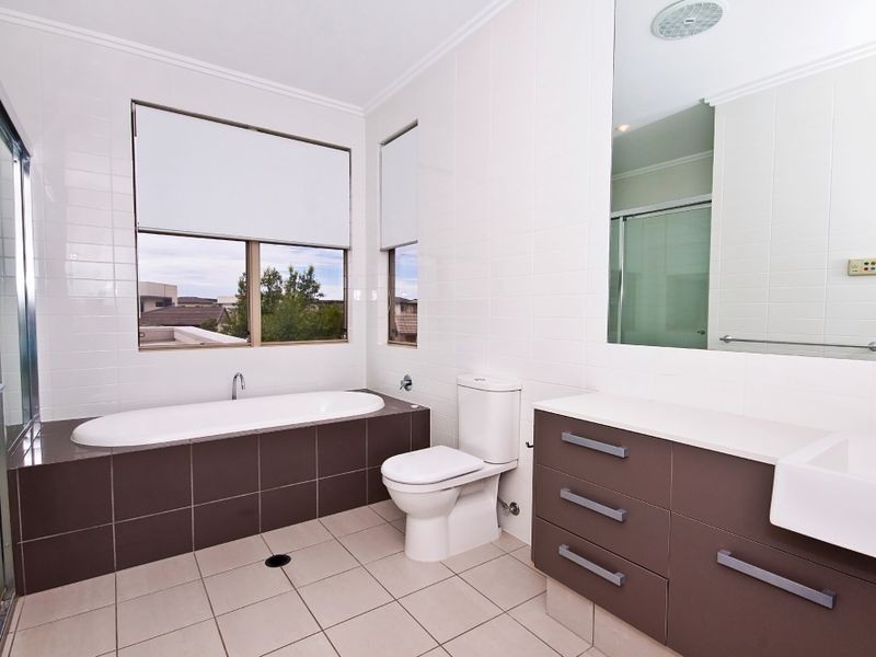 6107 The Lakes Drive, Hope Island QLD 4212