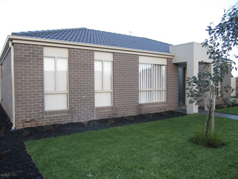 8/3 Austin Place, Melton South VIC 3338