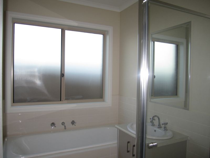 8/3 Austin Place, Melton South VIC 3338