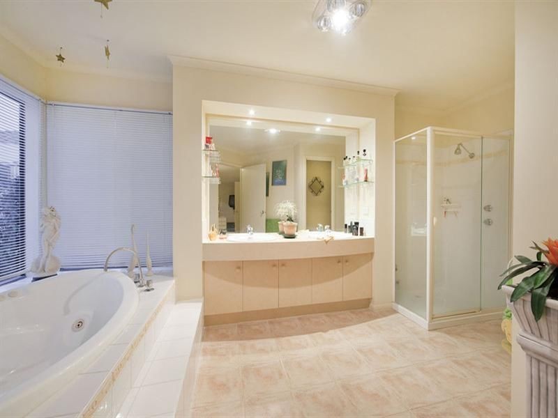 16 Sandlewood Lane, Point Cook VIC 3030