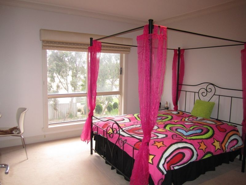 68 Sanctuary Lakes South Boulevard, Point Cook VIC 3030