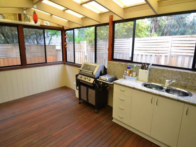 2/11 Rickards Avenue, Knoxfield VIC 3180