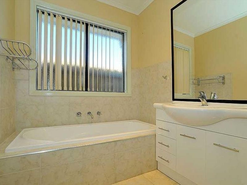 2/8 Harley Street, Knoxfield VIC 3180