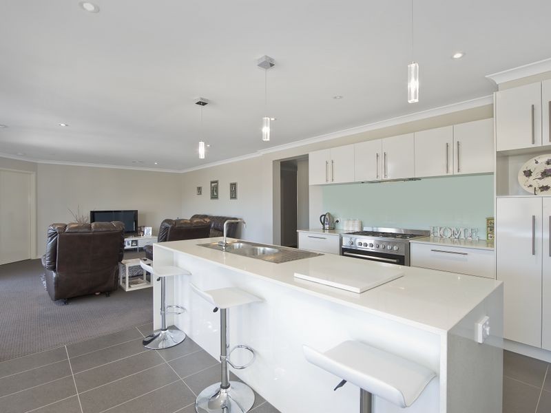 5 Deloraine Court, Elliminyt VIC 3250