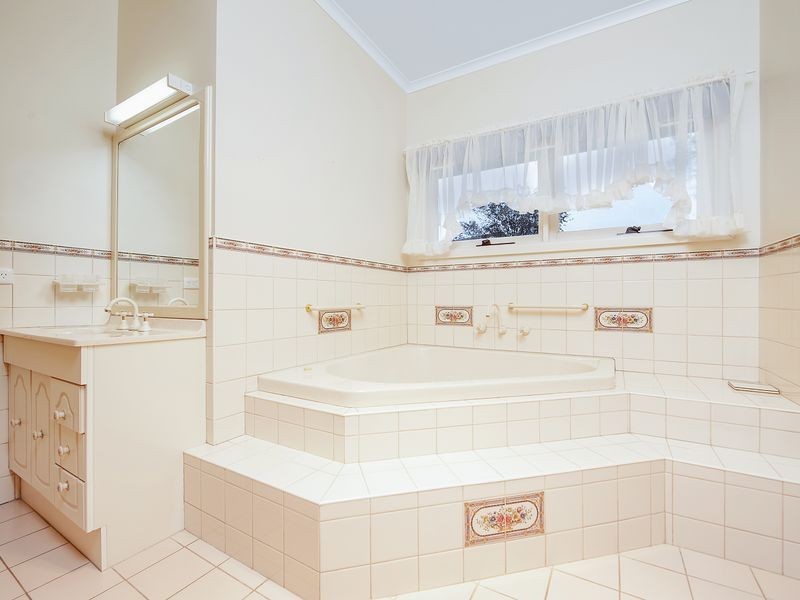 33 Moore Street, Colac VIC 3250
