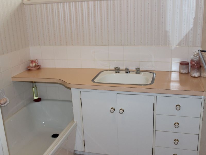 8 Sinclair Street, Colac VIC 3250