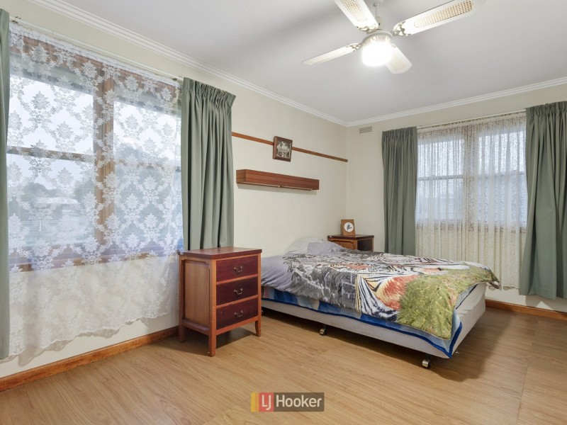 24 Churchill Square, Colac VIC 3250