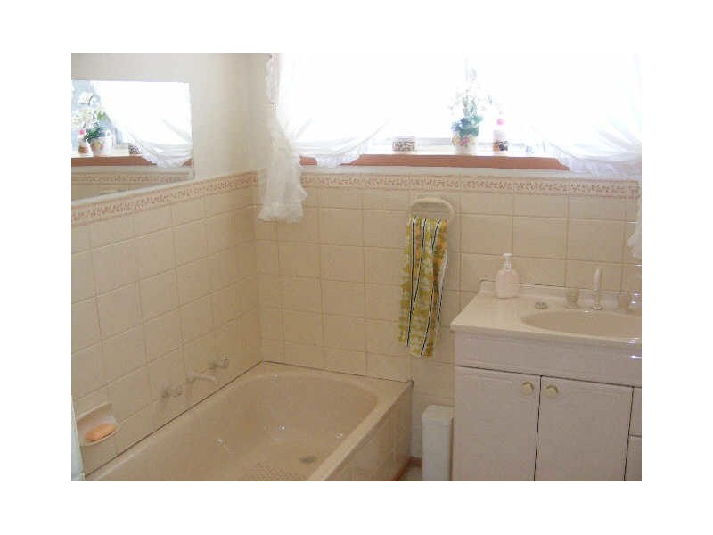 4 Batson Crescent, Elliminyt VIC 3250