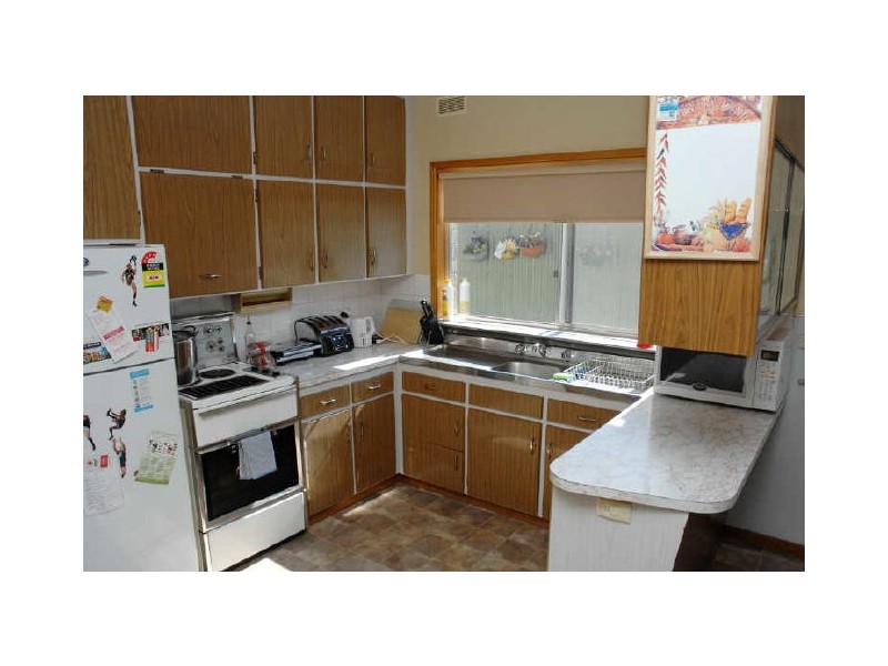 3 Robertson Street, Colac VIC 3250