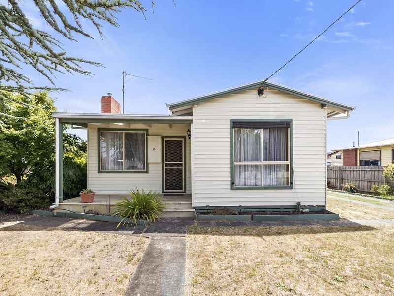 6 Churchill Square, Colac VIC 3250