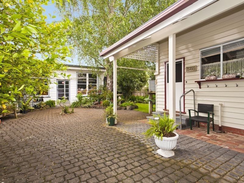 22 Queens Avenue, Colac VIC 3250