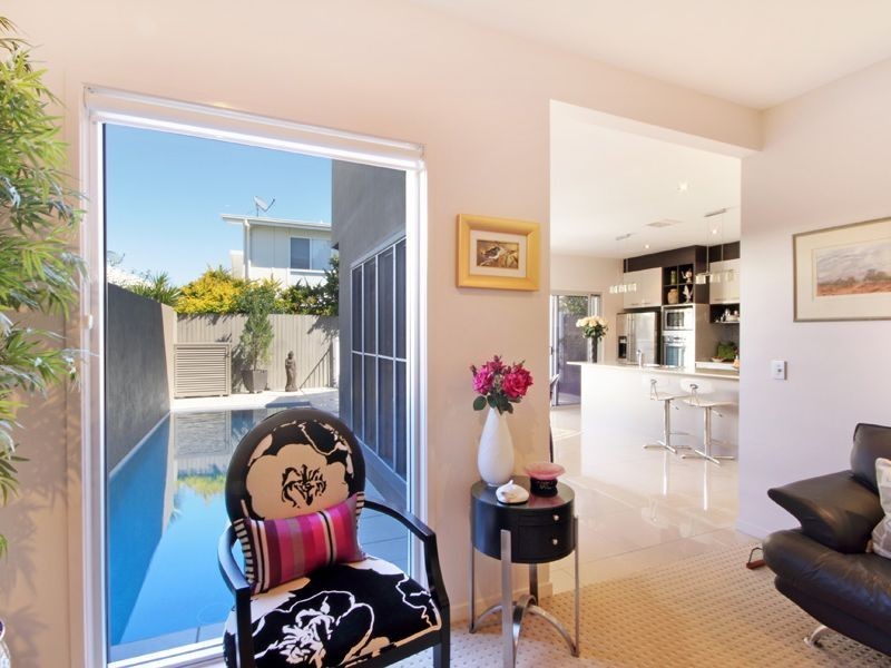 8 Magnetic Street, Kawana Island QLD 4575