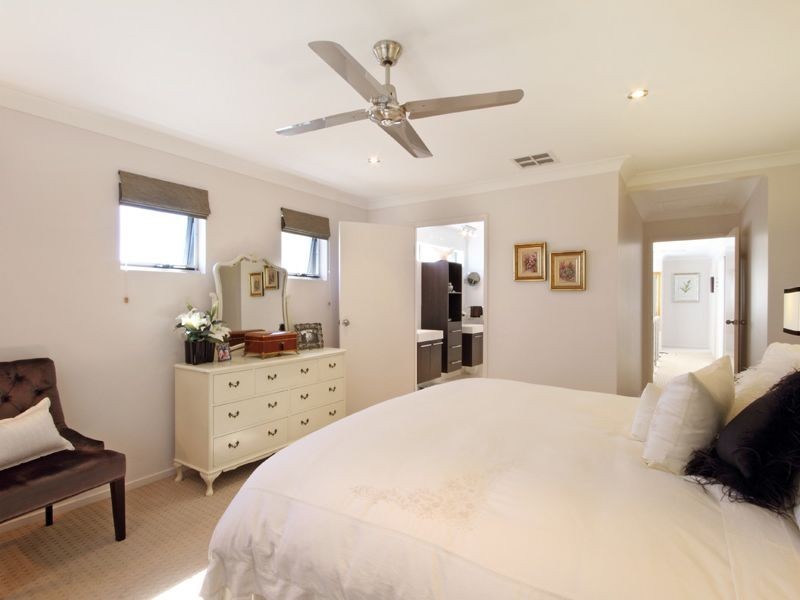 8 Magnetic Street, Kawana Island QLD 4575