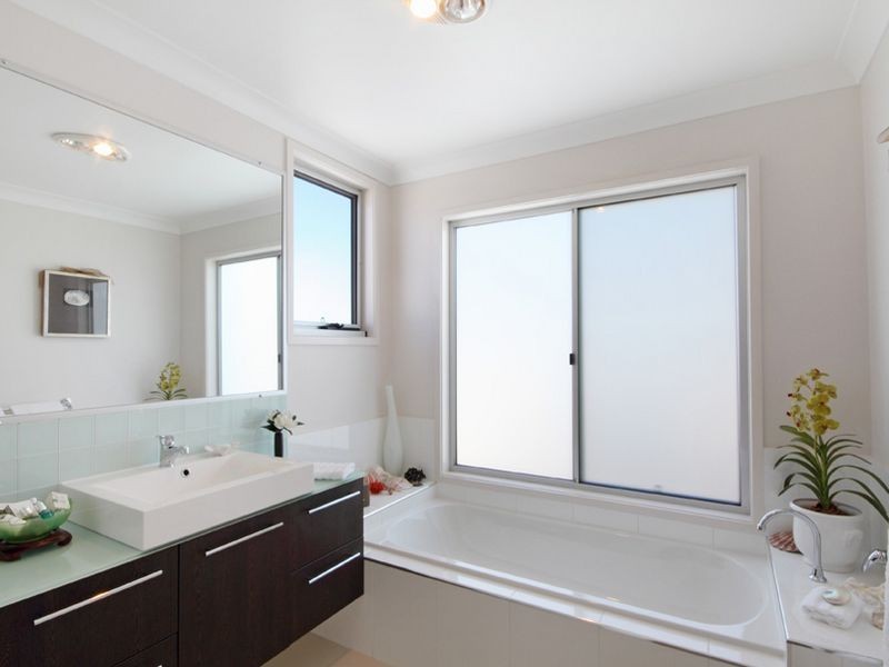 8 Magnetic Street, Kawana Island QLD 4575