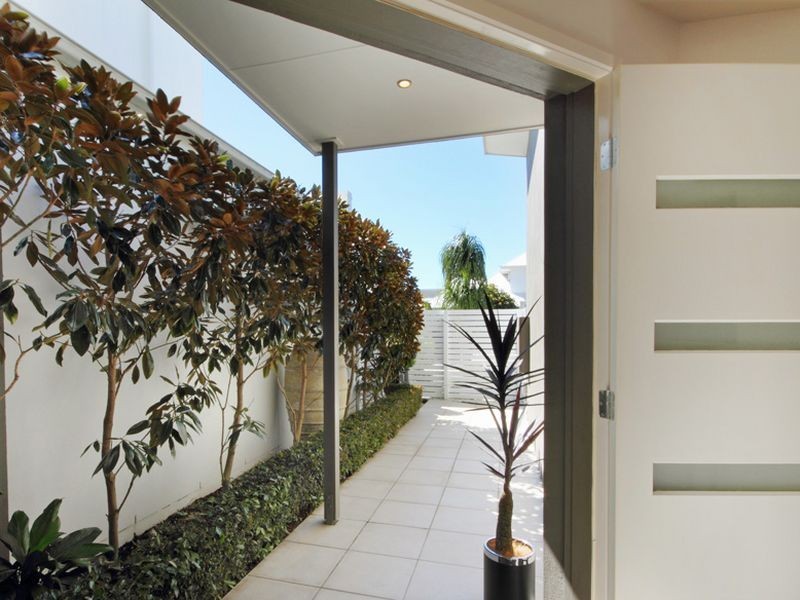 8 Magnetic Street, Kawana Island QLD 4575