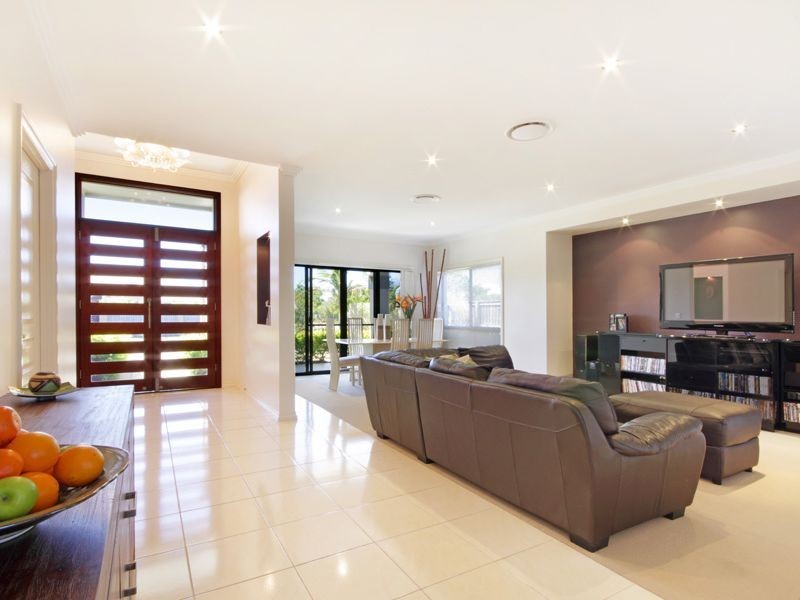 2 Whitsunday Street, Kawana Island QLD 4575