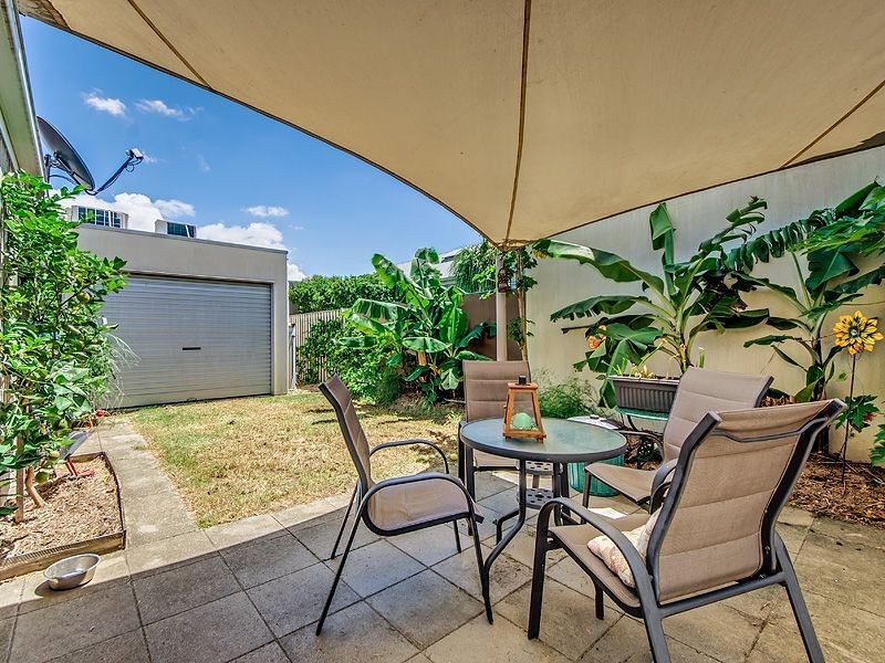 1 Zanzibar Court, Kawana Island QLD 4575