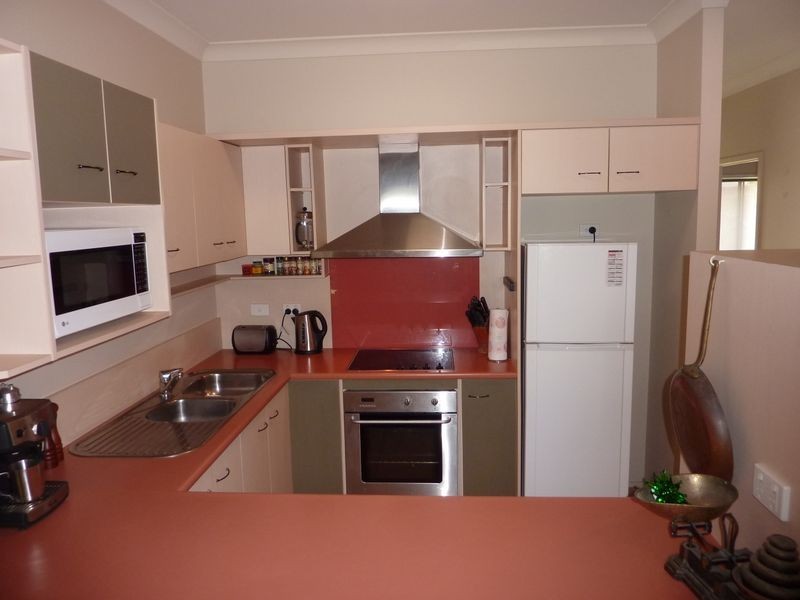 31/2 Grand Pde, Kawana Island QLD 4575