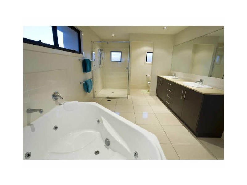 6 Antigua Crt, Kawana Island QLD 4575
