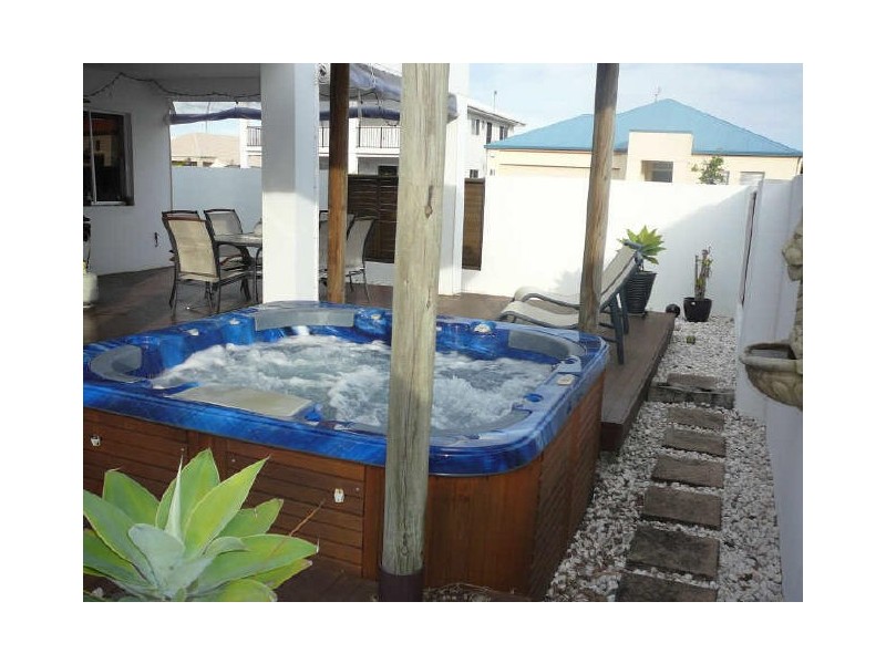 1 Molokai Lane, Kawana Island QLD 4575