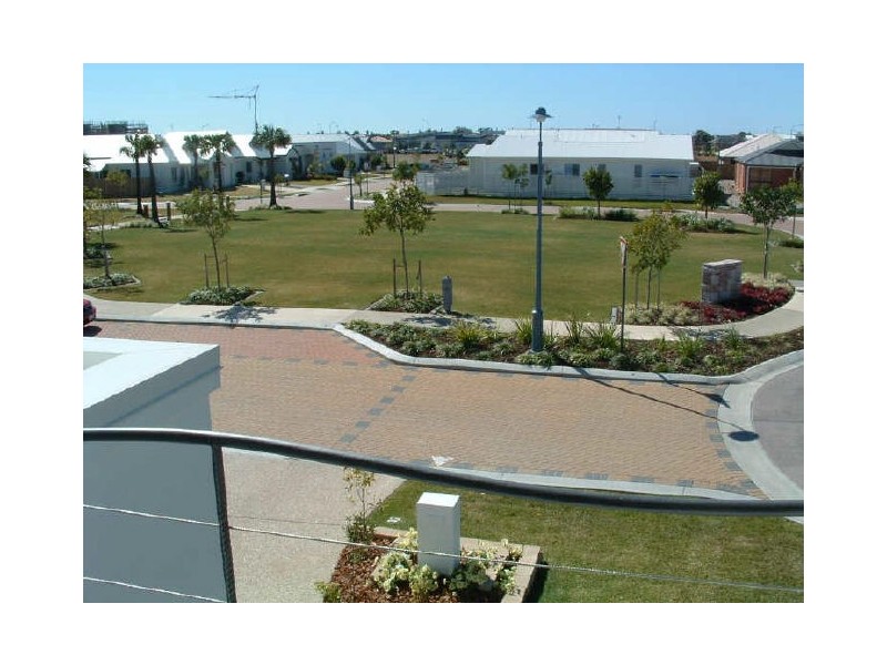 1 Molokai Lane, Kawana Island QLD 4575