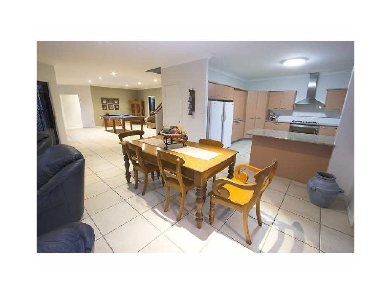8 St Lucia Cres, Kawana Island QLD 4575