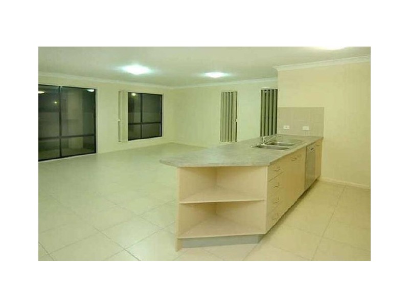 2/1 Flores St, Kawana Island QLD 4575