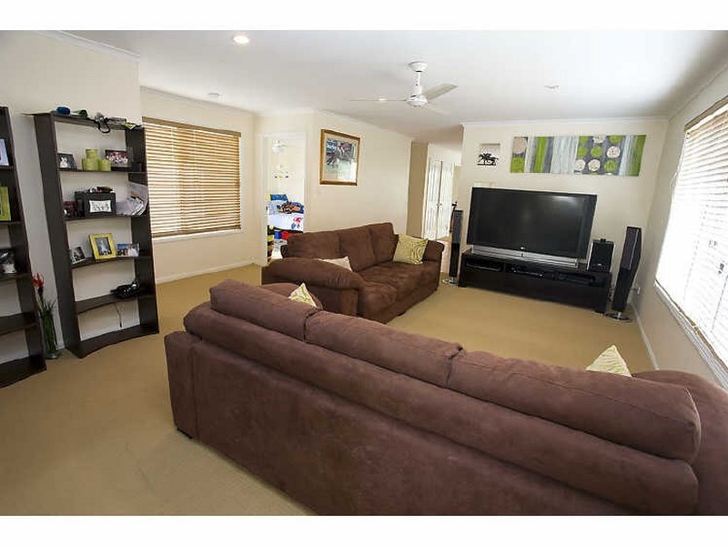 17 Majorca Pl, Kawana Island QLD 4575