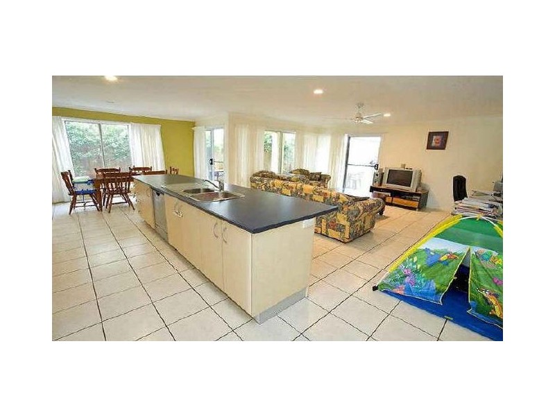 2 Rinca Pl, Kawana Island QLD 4575