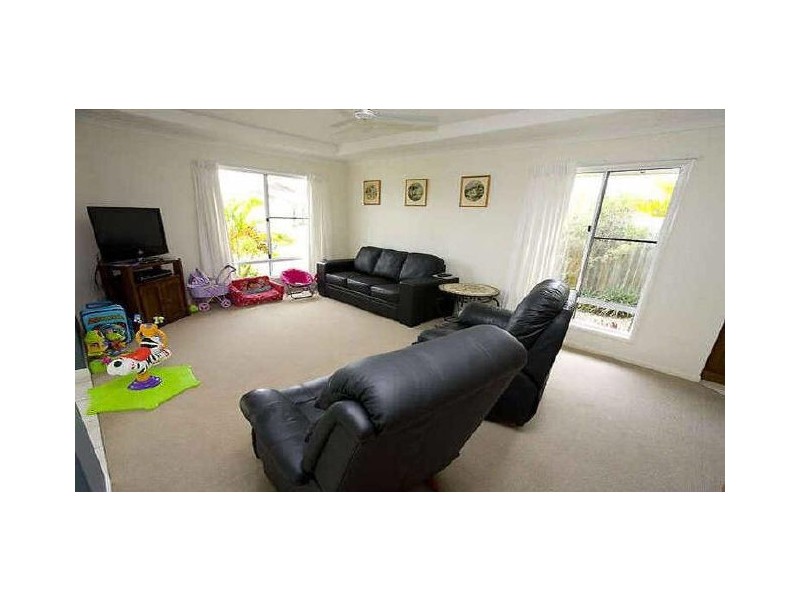 2 Rinca Pl, Kawana Island QLD 4575
