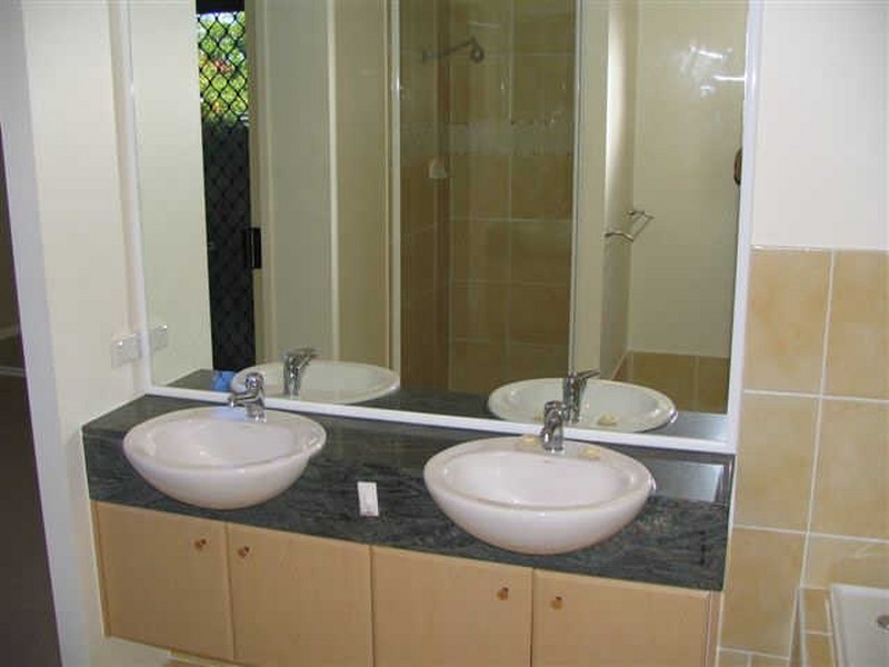 5 Sardinia Pl, Kawana Island QLD 4575