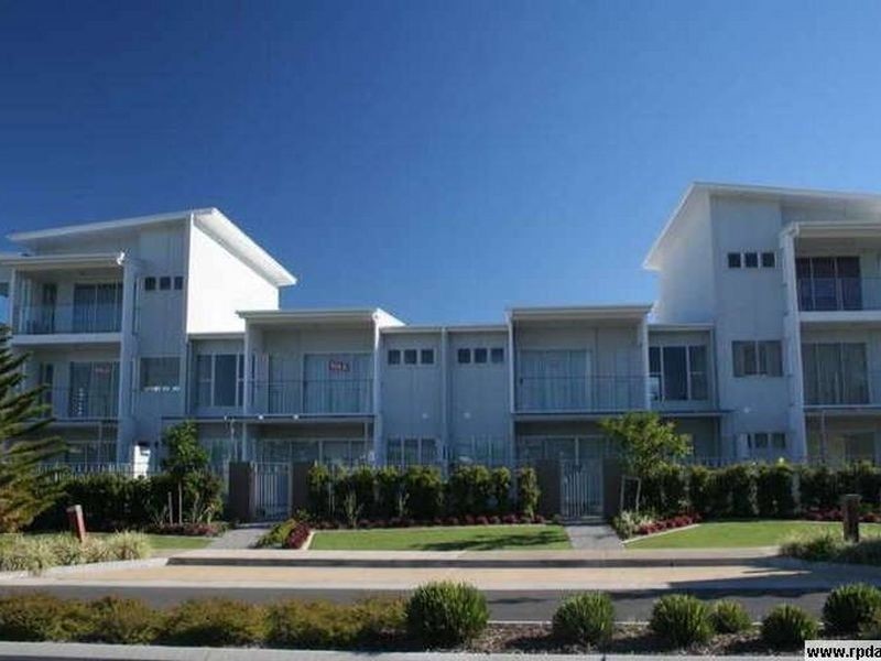 9/10 GRAND PARADE, Kawana Island QLD 4575