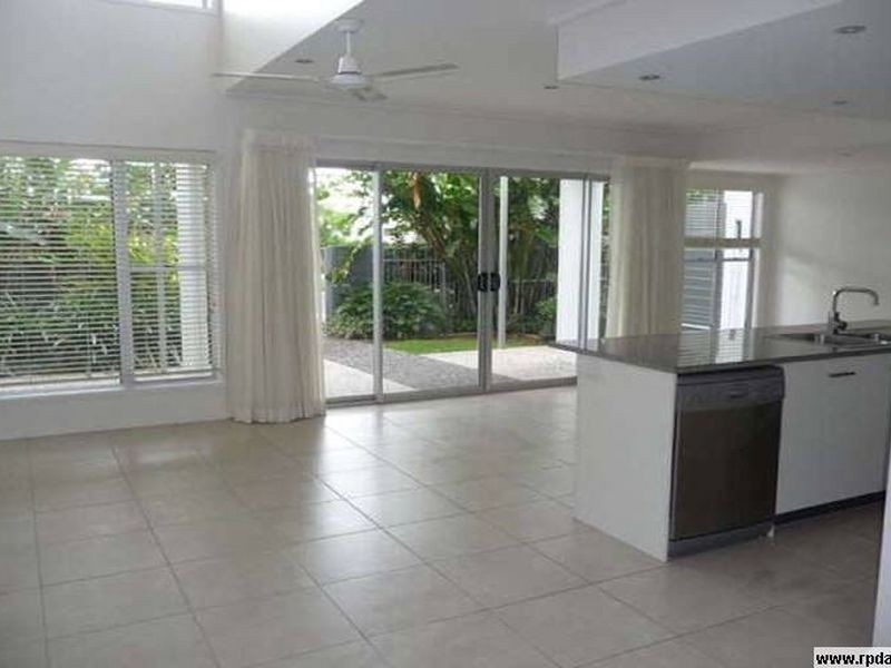 9/10 GRAND PARADE, Kawana Island QLD 4575