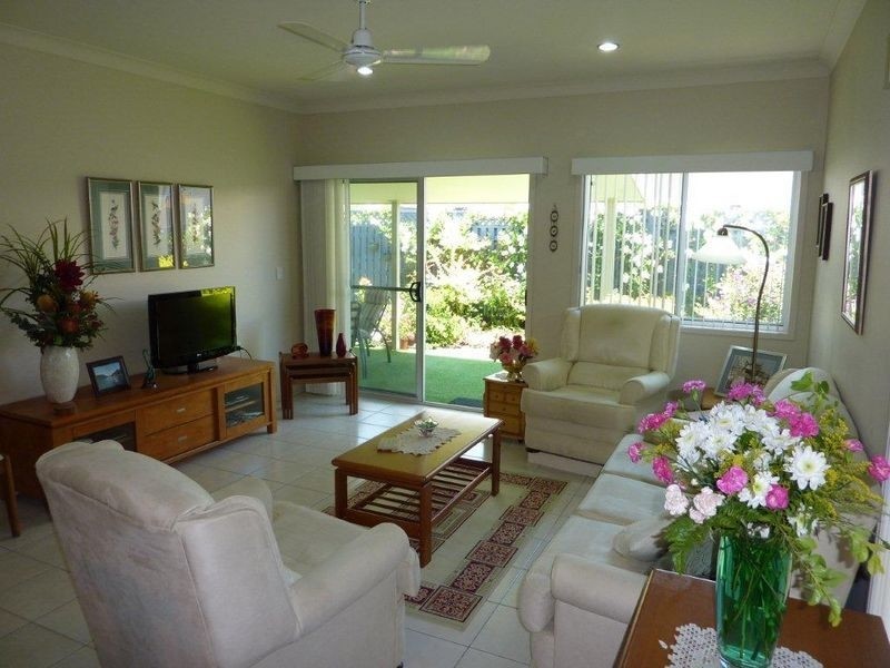 143-2 Grand Pde, Kawana Island QLD 4575