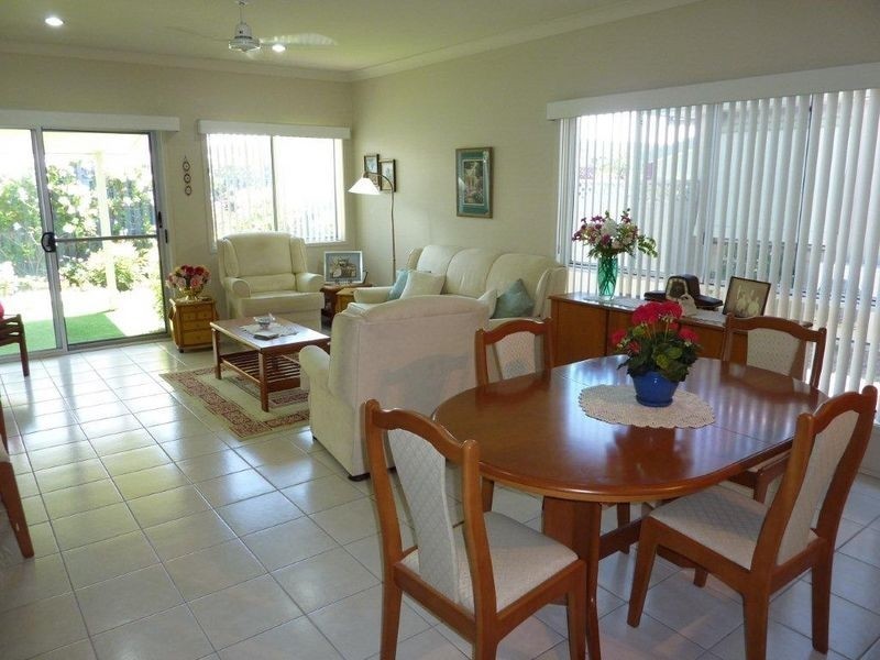 143-2 Grand Pde, Kawana Island QLD 4575