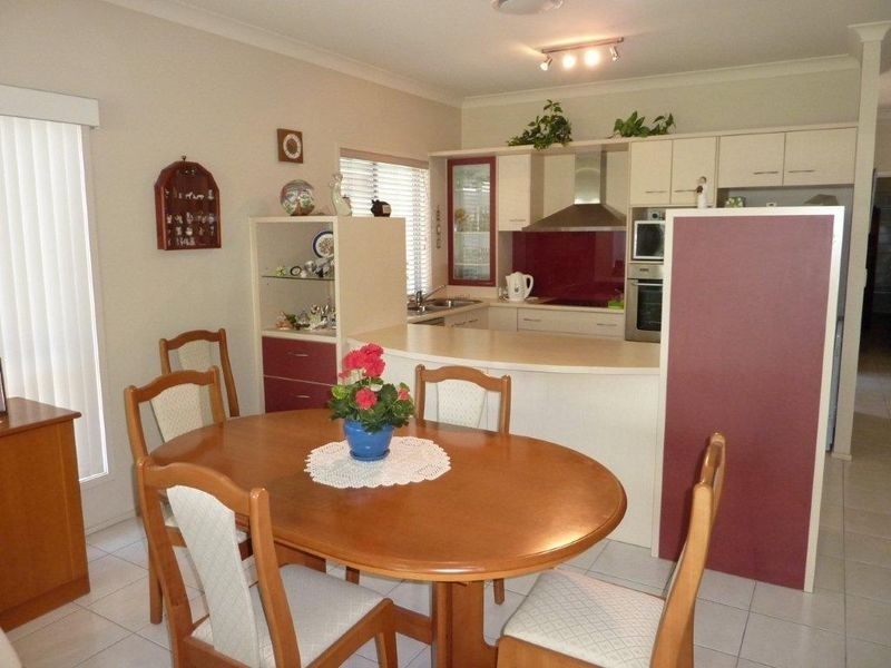 143-2 Grand Pde, Kawana Island QLD 4575