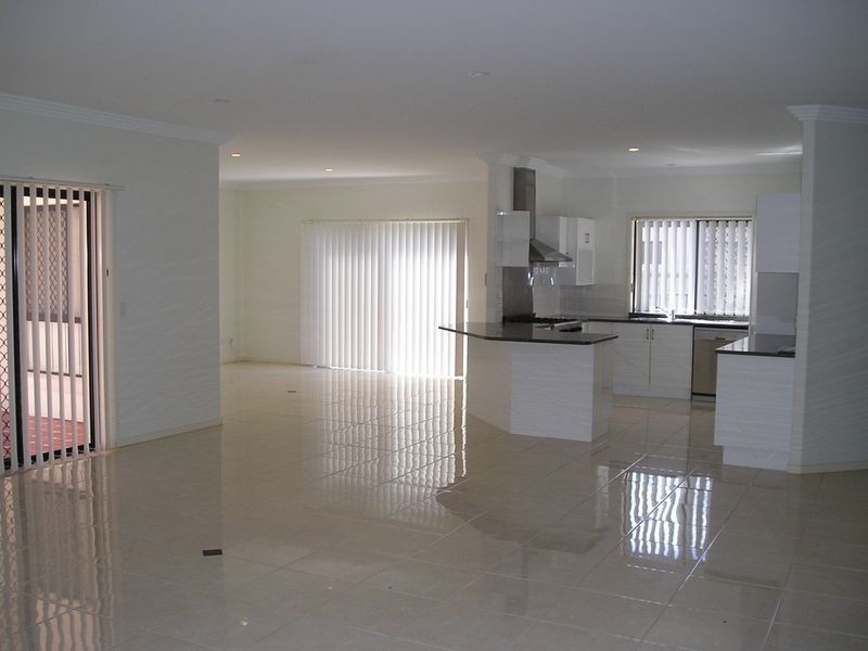 12 Sumartra Court, Kawana Island QLD 4575