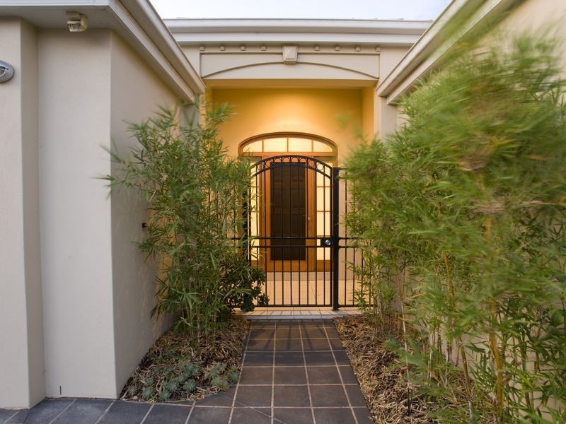 1 Santorini Court, Kawana Island QLD 4575